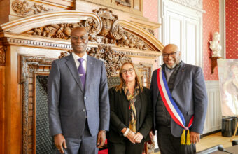 M. Baye Moctar DIOP, ambassadeur ; Mme Véronique Pineau, première adjointe de Trélazé ; M. Lamine Naham, maire de Trélazé.