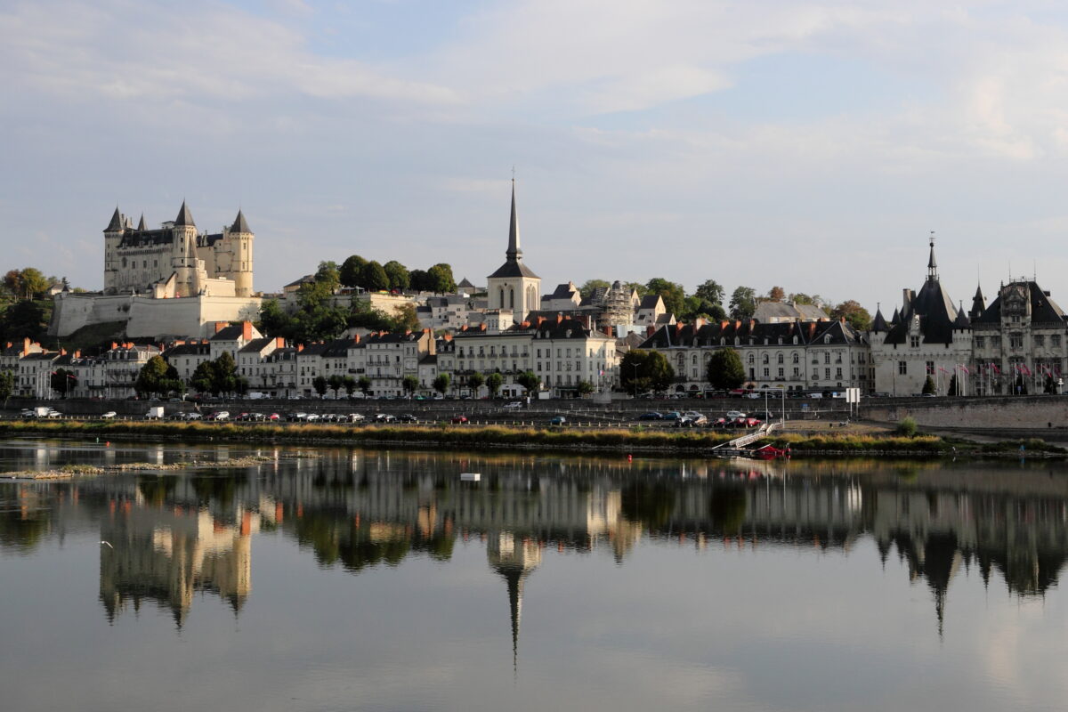 L’image actuelle n’a pas de texte alternatif. Le nom du fichier est : Panorama_of_Saumur-scaled.jpeg