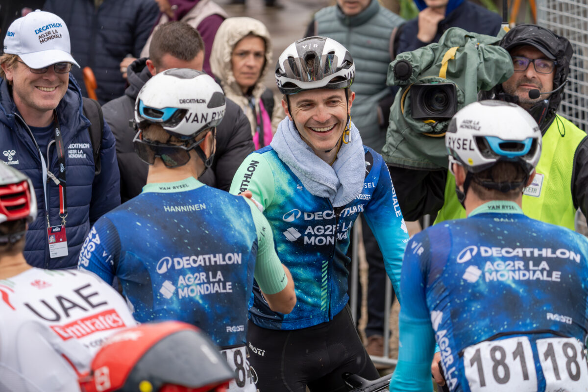 L’image actuelle n’a pas de texte alternatif. Le nom du fichier est : Paul_Lapeira_celebrates_his_win_with_their_teammates_on_Itzulia_Basque_Country_stage_2-scaled.jpg