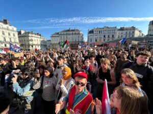 Grève du 6 octobre 2026 à Angers : au moins 2 500 manifestants sont réunis place du Ralliement. Lycéens, étudiants, enseignants et syndicats mobilisés.