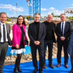 À Angers, le premier arbre des Jardins d’Amytis planté : 172 logements et un nouveau quartier en préparation Crédit Angers Info. Le Maire d'Angers et les différents partenaire de l'opération.