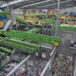 Vous jetez votre poubelle à Angers : voici ce qui lui arrive vraiment après le passage du camion Dans un centre de tri, les déchets sont séparés et orientés vers différentes filières de recyclage et de valorisation. Une étape méconnue du long parcours des poubelles après leur collecte.