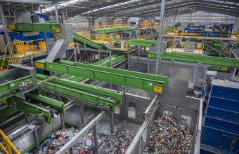 Dans un centre de tri, les déchets sont séparés et orientés vers différentes filières de recyclage et de valorisation. Une étape méconnue du long parcours des poubelles après leur collecte.