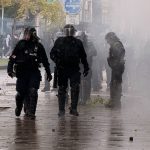 Crédit Angers Info - Plusieurs milliers de personnes manifestent à Angers contre la vie chère et le manque de moyens dans l’éducation. Des tirs de gaz lacrymogène ont marqué l’après-midi.