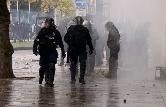 Crédit Angers Info - Plusieurs milliers de personnes manifestent à Angers contre la vie chère et le manque de moyens dans l’éducation. Des tirs de gaz lacrymogène ont marqué l’après-midi.