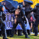 Crédit Angers Info - Au moins 7 000 manifestants à Angers ce 31 octobre. Une vitrine de bar attaquée, des gaz lacrymogènes près des Halles Biltoki et des revendications sociales.