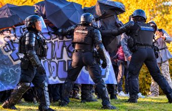 Crédit Angers Info - Au moins 7 000 manifestants à Angers ce 31 octobre. Une vitrine de bar attaquée, des gaz lacrymogènes près des Halles Biltoki et des revendications sociales.