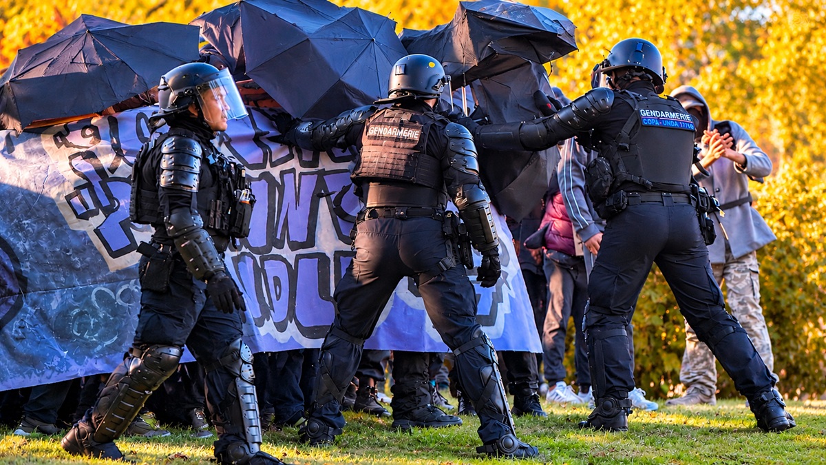 Crédit Angers Info - Au moins 7 000 manifestants à Angers ce 31 octobre. Une vitrine de bar attaquée, des gaz lacrymogènes près des Halles Biltoki et des revendications sociales.
