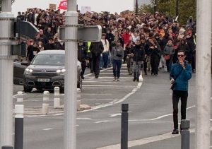 Credit Angers Info - Environ 5 000 personnes manifestent à Angers ce samedi 24 octobre contre la vie chère et le manque de moyens dans l’Éducation nationale. Des gaz lacrymogènes ont été tirés près de la gare.