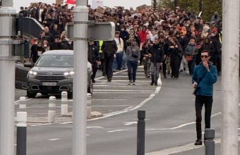 Credit Angers Info - Environ 5 000 personnes manifestent à Angers ce samedi 24 octobre contre la vie chère et le manque de moyens dans l’Éducation nationale. Des gaz lacrymogènes ont été tirés près de la gare.