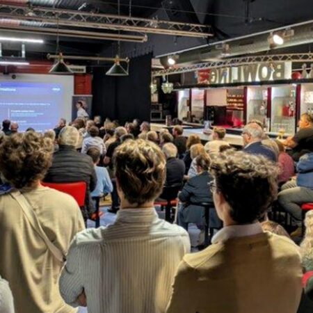 DR - Les adhérents et sympathisants de Nouvelle Énergie, le mouvement de David Lisnard, réunis mardi 13 octobre 2026 au Fox Bowling de Sainte-Gemmes-sur-Loire, lors d’une réunion d’information consacrée aux objectifs du parti en Maine-et-Loire. Selon le mouvement, ses effectifs départementaux atteignent 526 adhérents à jour de cotisation.