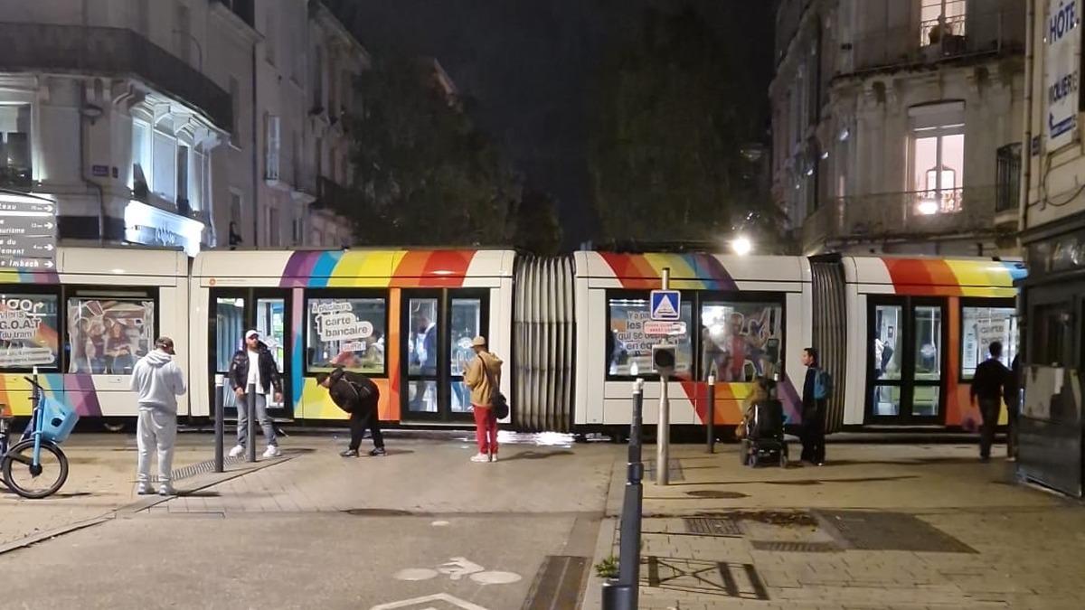 Credit Témoin Angers Info / Un tramway a déraillé place Molière à Angers ce mardi 27 octobre, peu avant 19 heures. Aucun blessé, mais une intervention délicate est annoncée.
