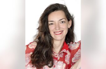 Originaire d’Angers, Charlotte Landru-Chandès présente Musique Matin sur France Musique du lundi au jeudi, de 6 h 30 à 9 heures.